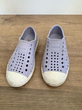 Native Kids Slip-On Water Shoes in Light Lilac and White